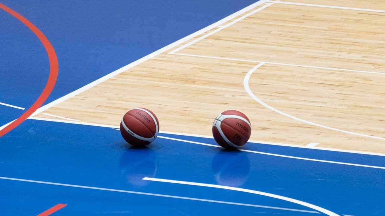 Terrain de basket-ball dans une salle éclairée.