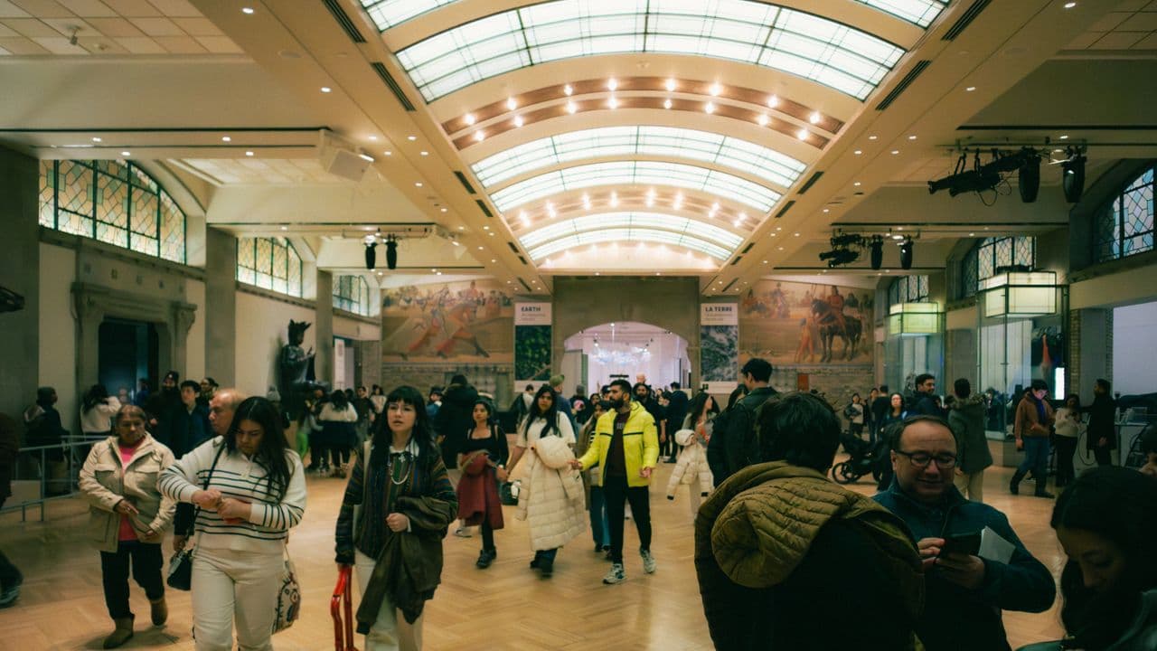 Hall d’exposition et visiteurs circulant entre les stands.