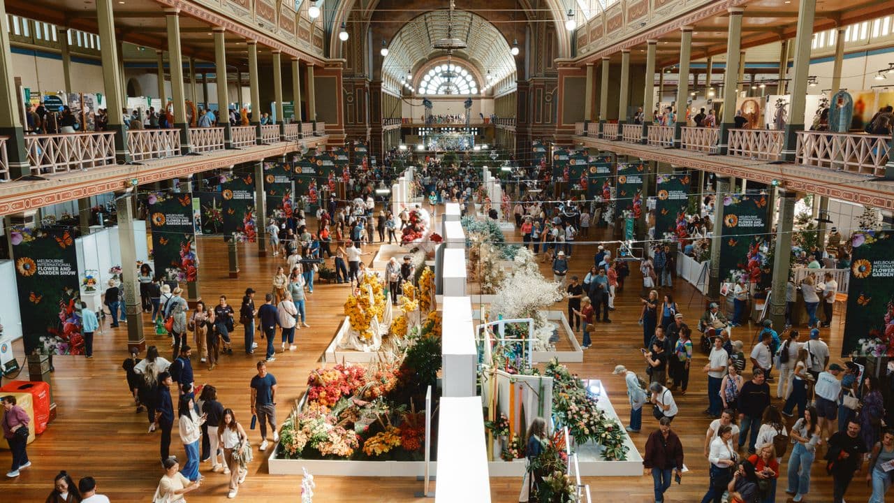 Grande halle d’exposition remplie de visiteurs.