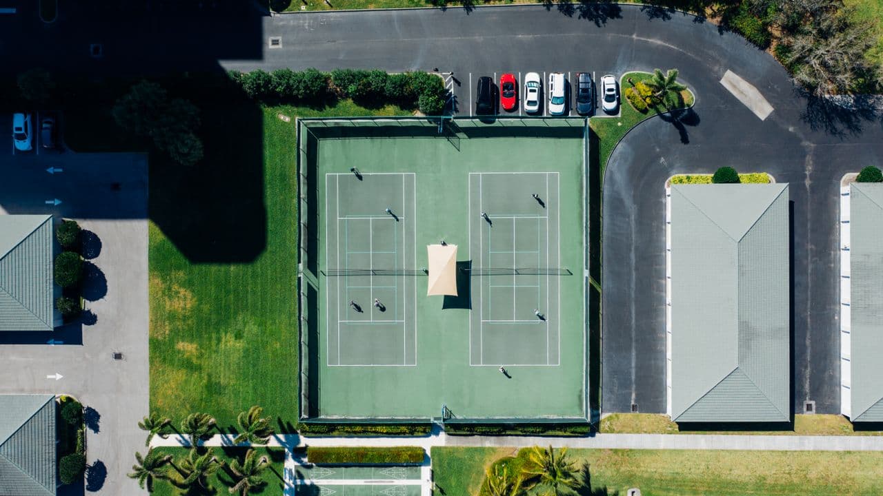 Court de tennis vide et filet, vue rapprochée.